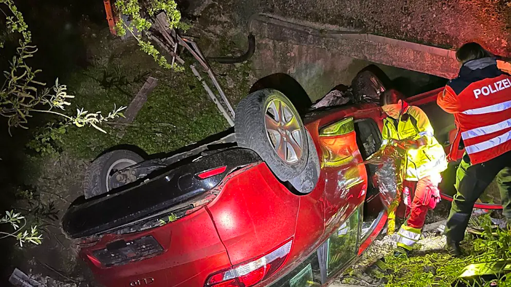 Das Auto blieb mit Totalschaden im Bachbett liegen.
