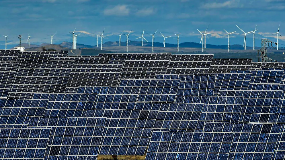 Die Produktion von Solaranlagen oder Windrädern soll laut EU-Parlament verstärkt nach Europa zurückgeholt werden. (Archivbild)