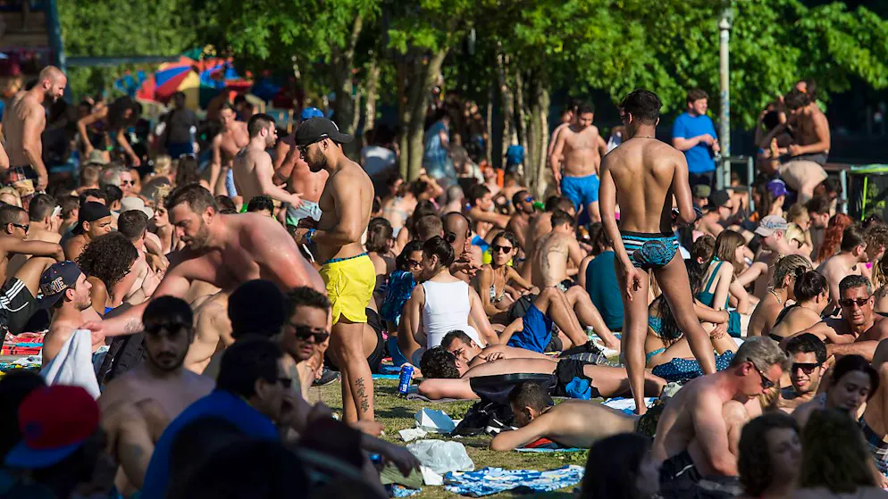 Im Jahr 2050 dürften rund zwei Millionen Menschen im Kanton Zürich wohnen. Der Regierungsrat will nun herausfinden, wie der Kanton mit dem Wachstum umgehen soll. Im Bild das sommerliche Gedränge am Letten. (Archivbild)