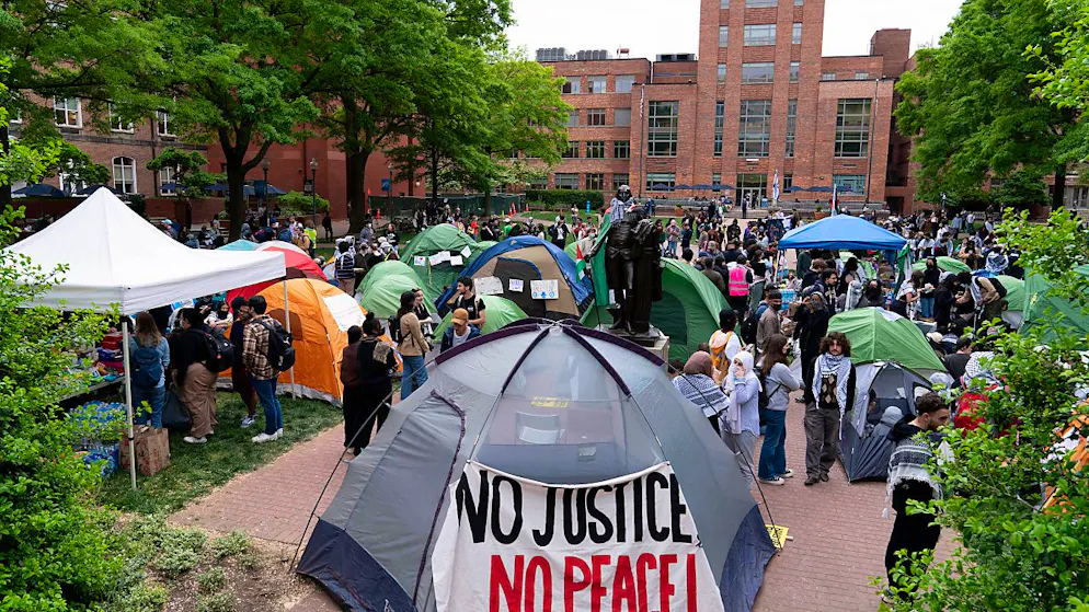 Studenten der George Washington University errichten Zelte auf dem Campus während einer pro-palästinensischen Demonstration gegen den Krieg zwischen Israel und Gaza. Foto: Jose Luis Magana/AP/dpa