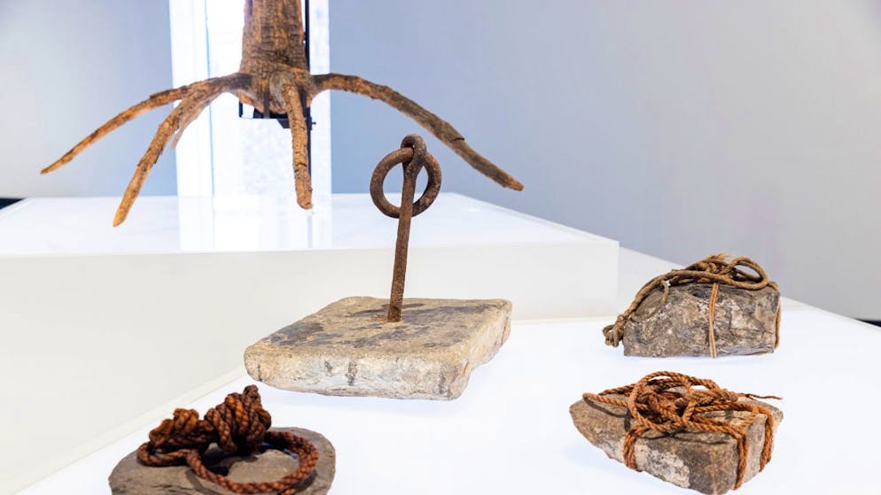 Skurriler Beginn der Europasammlung des Basler Museums der Kulturen - Gallery. Verschiedene Schiffsanker in der Ausstellung "Zwölftausend Dinge - Anfänge der Sammlung Europa" im Museum der Kulturen Basel.
