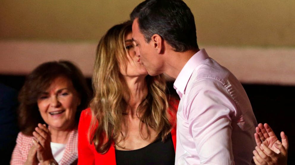 ARCHIV - Spaniens Ministerpräsident Pedro Sanchez küsst seine Ehefrau Maria Begoña Gómez (M). Foto: Andrea Comas/AP/dpa