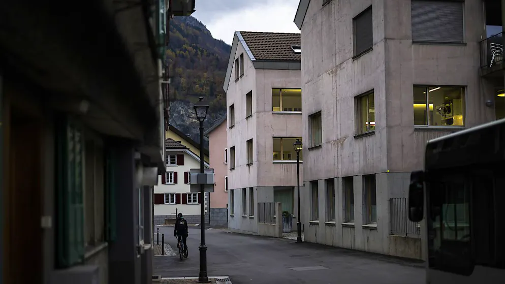 Ein Jäger muss sich vor dem Kreisgericht Werdenberg-Sarganserland (Bildmitte) verantworten. Die Staatsanwaltschaft wirft dem Mann unter anderem vor, zwei Rothirsche illegal geschossen zu haben. (Archivbild)