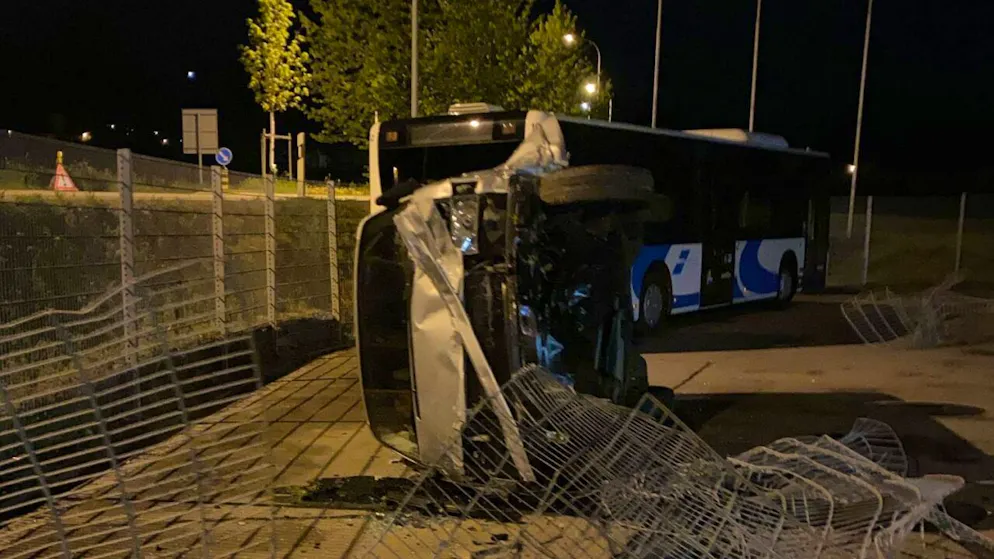 Der Lieferwagen blieb auf der Seite liegen, nachdem er als Folge der Auffahrkollision eine Böschung hinabgestürzt war.