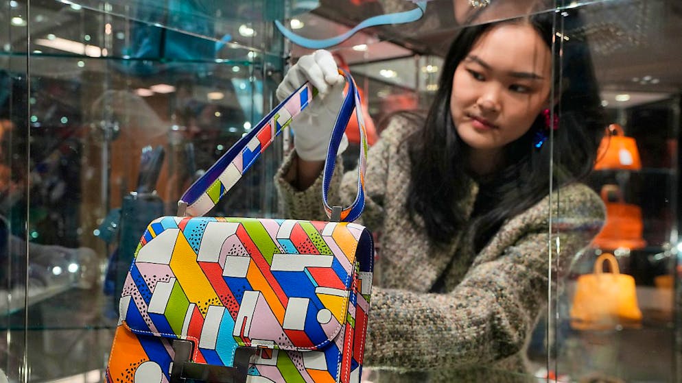 Eine Tasche von Hermes an einer Auktion in London: Der Luxusgüterhersteller ist besser ins Jahr gestartet als erwartet (Symbolbild).