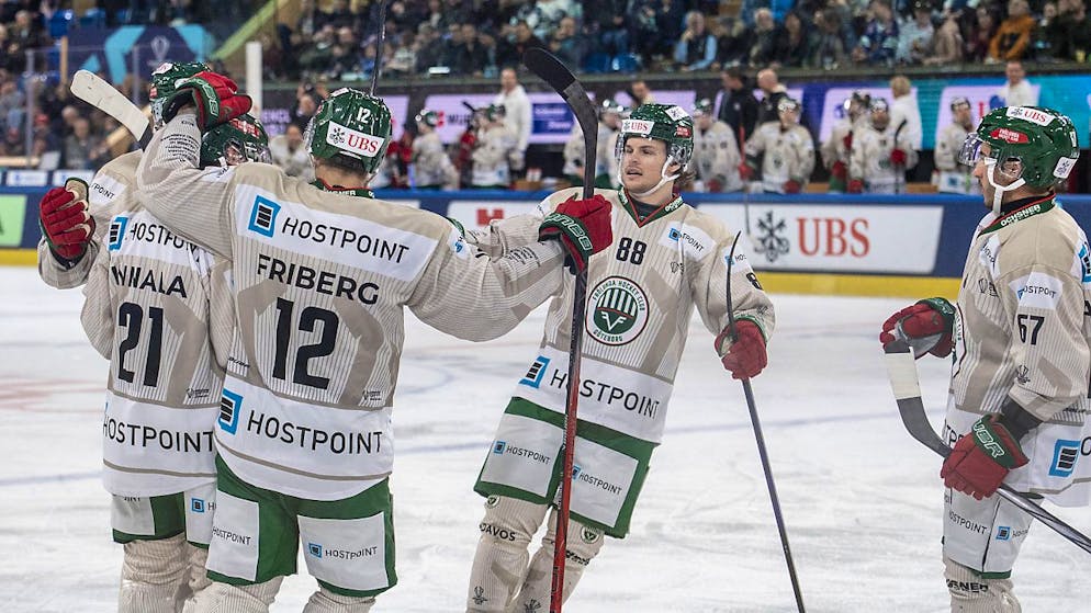 Malte Strömwall (Mitte) spielt in den nächsten zwei Saisons für die Rapperswil-Jona Lakers.