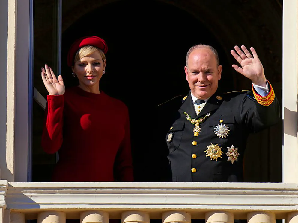 Fürst Albert II. von Monaco und Fürstin Charlène stehen am Balkon des Palastes von Monaco während der Feierlichkeiten zum Nationalfeiertag. Das Fürstenpaar wird zur Eröffnung des Mini-Monacos im Miniatur Wunderland in Hamburg erwartet. 