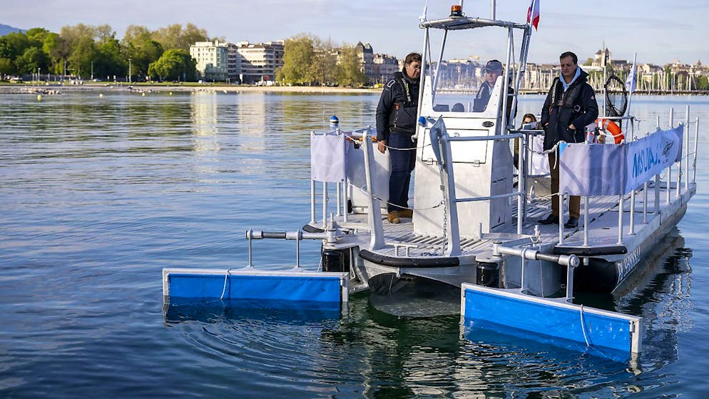 Costruito in Bretagna, questo battello, che sarà inviato in Malesia, può pulire un'area di 15.000 m2 all'ora  in fiumi, estuari, mangrovie e nei pressi dei porti di mare