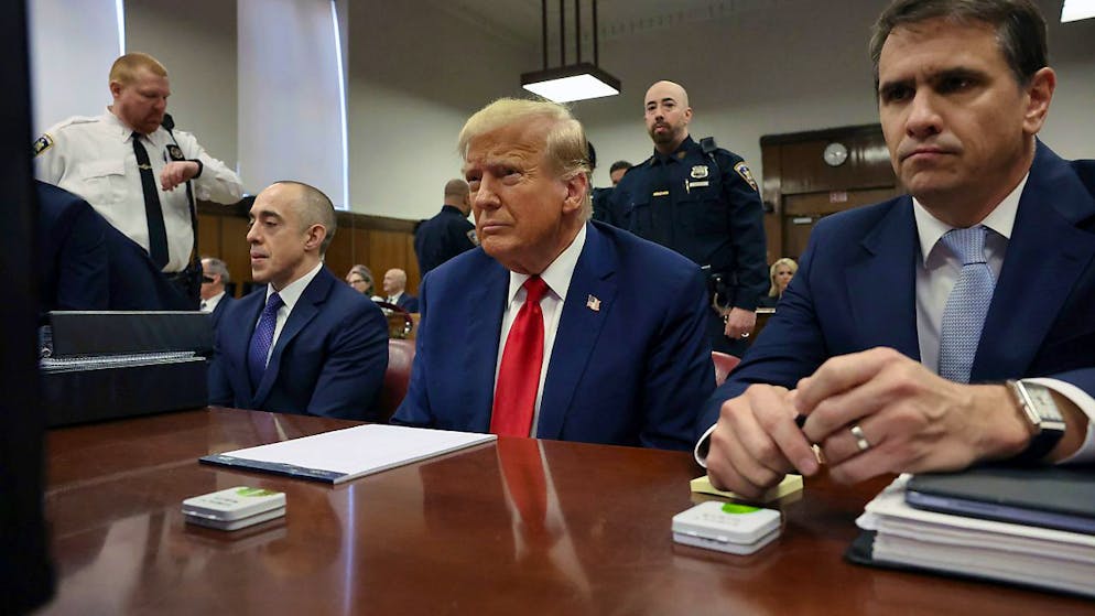 Der ehemalige US-Präsident Donald Trump (M) erscheint zu seinem Prozess vor dem Strafgericht in Manhattan. Foto: Spencer Platt/POOL Getty Images/AP/dpa