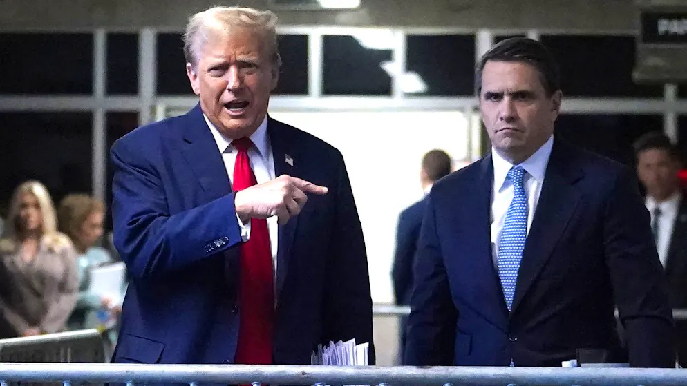 Donald Trump (l.) mit seinem Anwalt Todd Blanche, der ihn im Schweigegeldprozess verteidigt, im Strafgericht in New York. (24. April 2024)