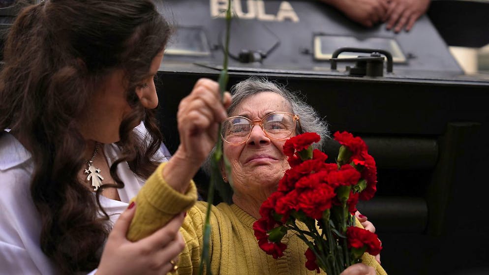 dpatopbilder - Die 90-jährige Celeste Caeiro hält einen Strauß rote Nelken während der Feierlichkeiten zum 50. Jahrestag der «Nelkenrevolution». Foto: Ana Brigida/AP/dpa