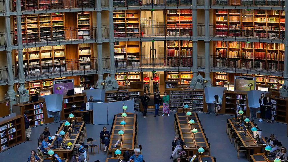 Dans certains cas, les escrocs se sont simplement introduits dans les bibliothèques et se sont servis, en visitant au préalable les bâtiments pour se préparer (image symbolique).