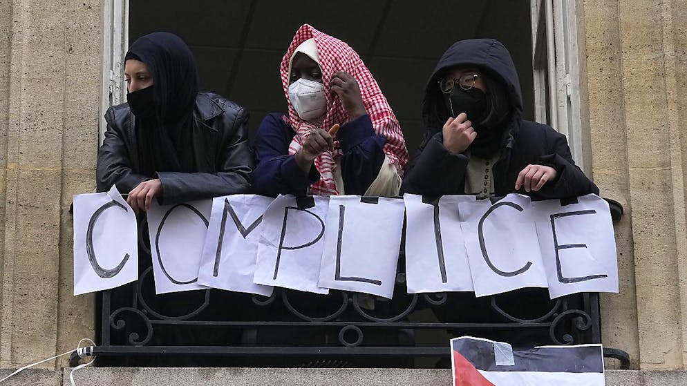 La protesta di alcuni studenti dell'Istituto di studi politici di Parigi.