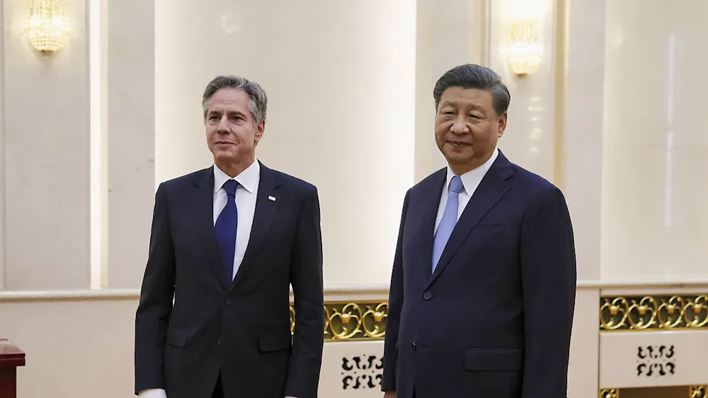 Le président chinois Xi Jinping (à dr.) et le secrétaire d'Etat américain Antony Blinken à Pékin (archives).