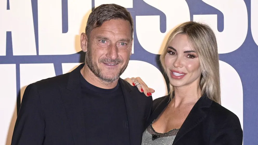 Vogliono un figlio insieme?. Totti vola in Australia con Noemi e si prepara a dar battaglia in tribunale a Ilary