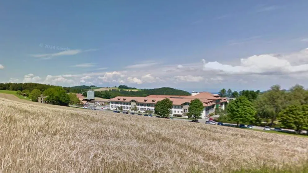 Eine Bauernfamilie, die wegen der Räumung des Munitionsdepots aus Mitholz wegziehen muss, findet in der Nähe des Alters- und Pflegeheims in Kühlewil oberhalb von Bern eine neue Existenz.