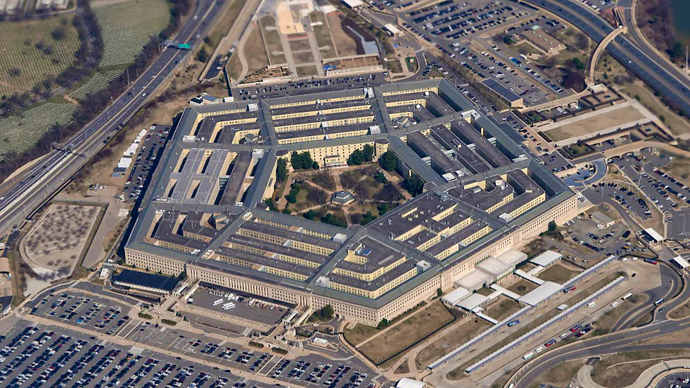 ARCHIV - Das Verteidigungsministerium der Vereinigten Staaten. Die US-Regierung plant Berichten zufolge ein neues milliardenschweres Militärhilfepaket für die von Russland angegriffene Ukraine. Foto: Patrick Semansky/AP/dpa