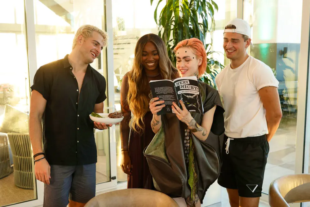 «Germany’s Next Topmodel»: Unterwasser-Shooting. Mare ist im Wasser zu hektisch und muss den Wettbewerb verlassen.