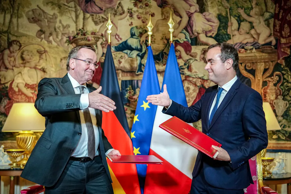 Boris Pistorius (l) und Sébastien Lecornu geben sich nach der Unterzeichnung der Absichtserklärung beider Länder für das Kampfpanzersystem der Zukunft die Hand.