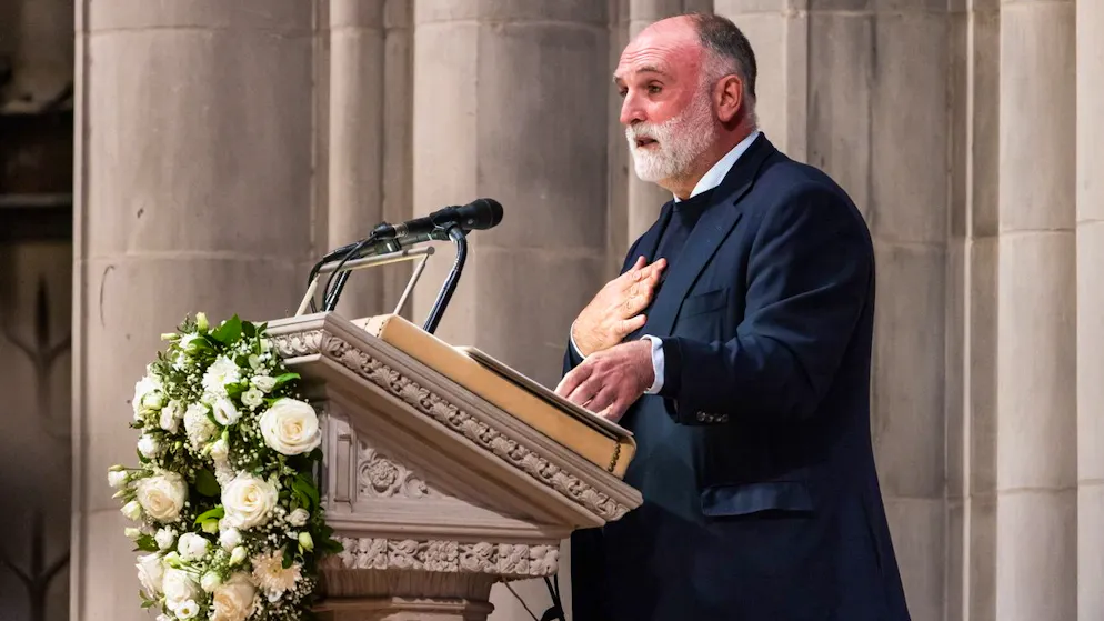 Der in den USA lebende spanische Starkoch José Andrés würdigt auf einer Trauerfeier in Washington die bei einem israelischen Drohnenangriff in Gaza getöteten Mitarbeiter seiner Hilfsorganisation World Central Kitchen. (25. April 2024)