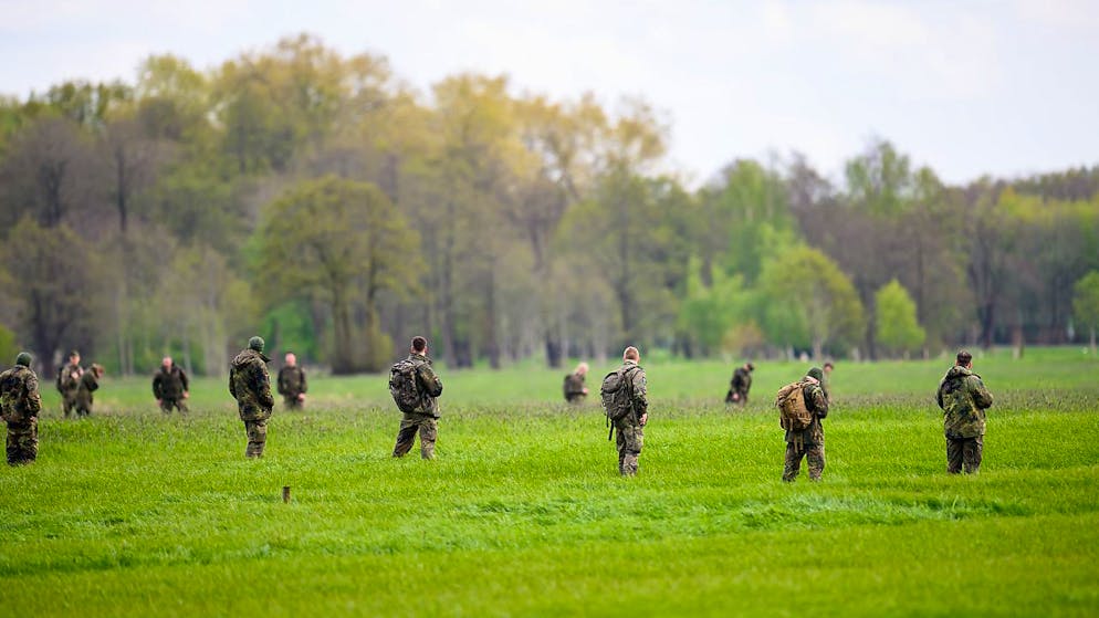 Soldaten der Bundeswehr durchsuchen ein Feld unweit der Oste in Niedersachsen. Foto: Daniel Reinhardt/dpa