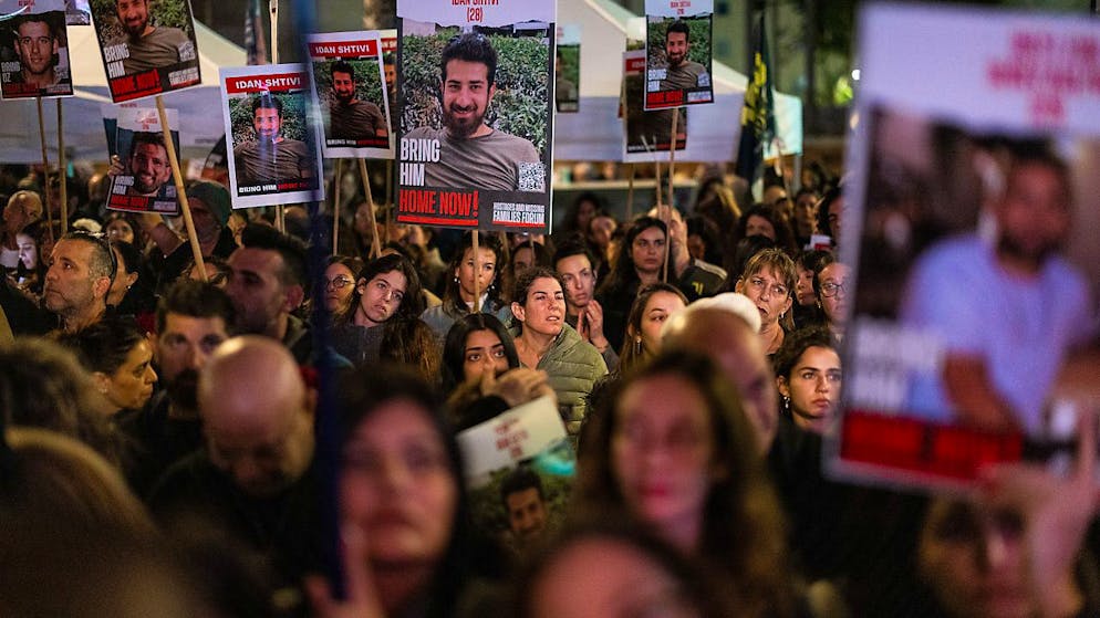 ARCHIV - Israelis blockieren eine Hauptstraße, während Demonstranten die Freilassung der im Gazastreifen festgehaltenen Geiseln fordern. Foto: Ilia Yefimovich/dpa