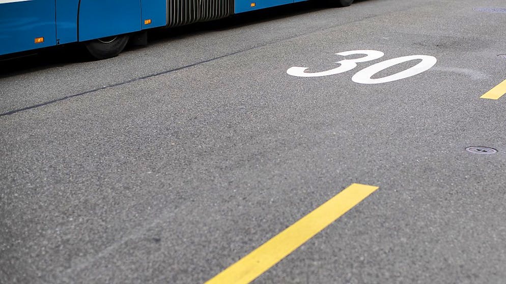 Die Stadt Zürich will an der Seestrasse in Wollishofen Tempo 30 einführen. Die Kantonspolizei fühlt sich übergangen. (Symbolbild)