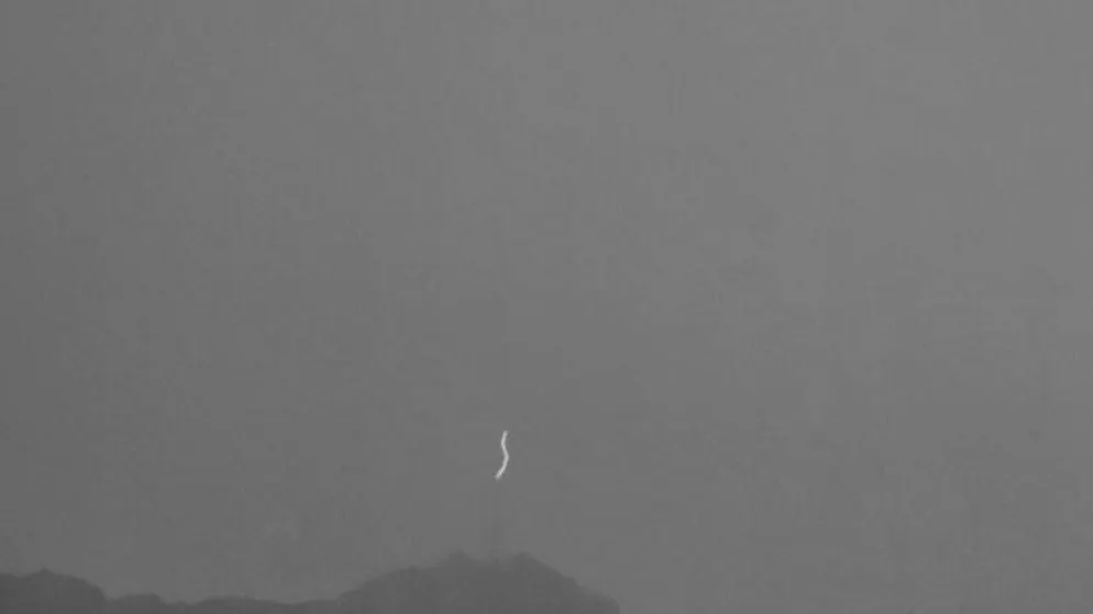 Die Forschenden untersuchten Blitze, die vom Säntis her in Richtung der Wolken reichten.