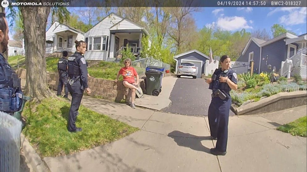 Dieses Bild aus dem Video der Polizeikamera der Gemeinde Fairfield zeigt Ann M., die in Hamilton vor ihrem Haus auf die Polizei wartet. 