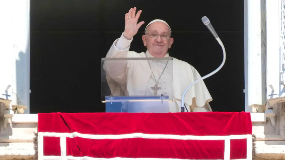 Papst Franziskus winkt nach dem Mittagsgebet Regina Caeli am Fenster seines Ateliers mit Blick auf den Petersplatz. Foto: Gregorio Borgia/AP/dpa