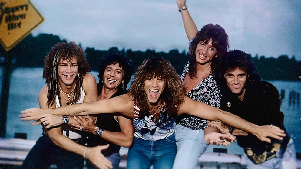 Jon Bon Jovi: «Eines meiner Stimmbänder war am Verkümmern». Der Vierteiler ist auch ein Rückblick auf 40 Jahre Bon Jovi. Die Ur-Besetzung von links: Keyboarder David Bryan, Bassist Alec Such, Sänger Jon Bon Jovi, Lead-Gitarrist Richie Sambora und Schlagzeuger Tico Torres. «Als wir mit 20 einen Plattenvertrag bekamen, wusste ich nicht viel mehr, als über die Schule zu schreiben», so Jon Bon Jovi über die Anfänge. «Meine Beziehungen gingen nicht dauernd in die Brüche wie die von Taylor Swift.» 