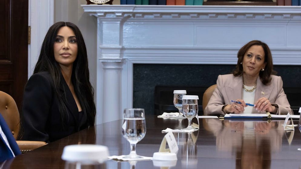 Reality-TV-Star und Unternehmerin Kim Kardashian (l.) bei einem Treffen mit US-Vizepräsidentin Kamala Harris im Weissen Haus. (25. April 2024)