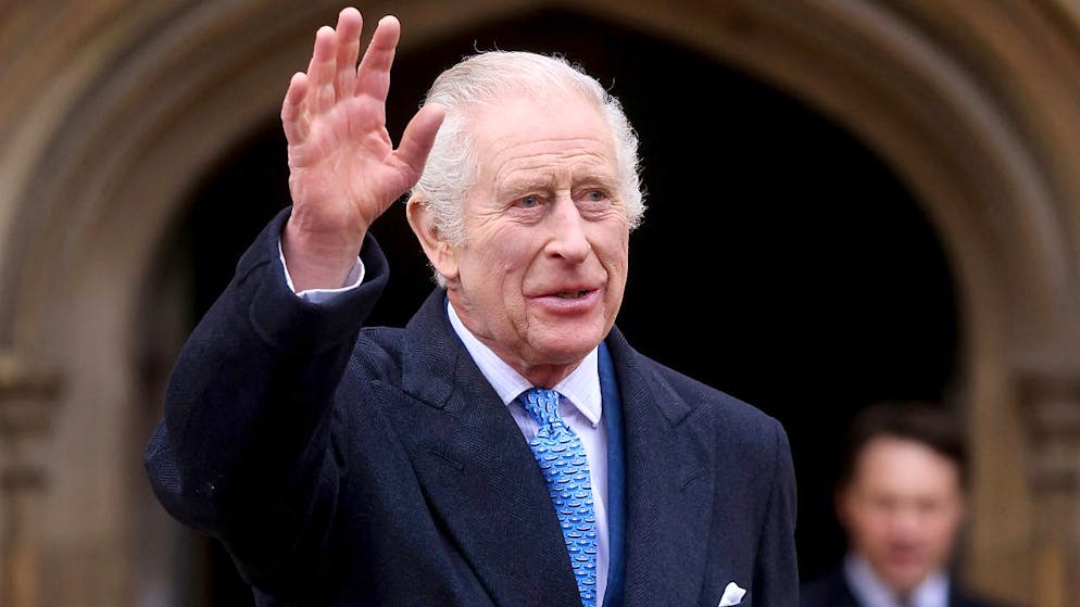 ARCHIV - König Charles III. winkt am Ostersonntag nach dem Ostergottesdienst in der St. George's Chapel auf Schloss Windsor in Berkshire der Öffentlichkeit zu. Foto: Hollie Adams/Reuters Pool/AP/dpa
