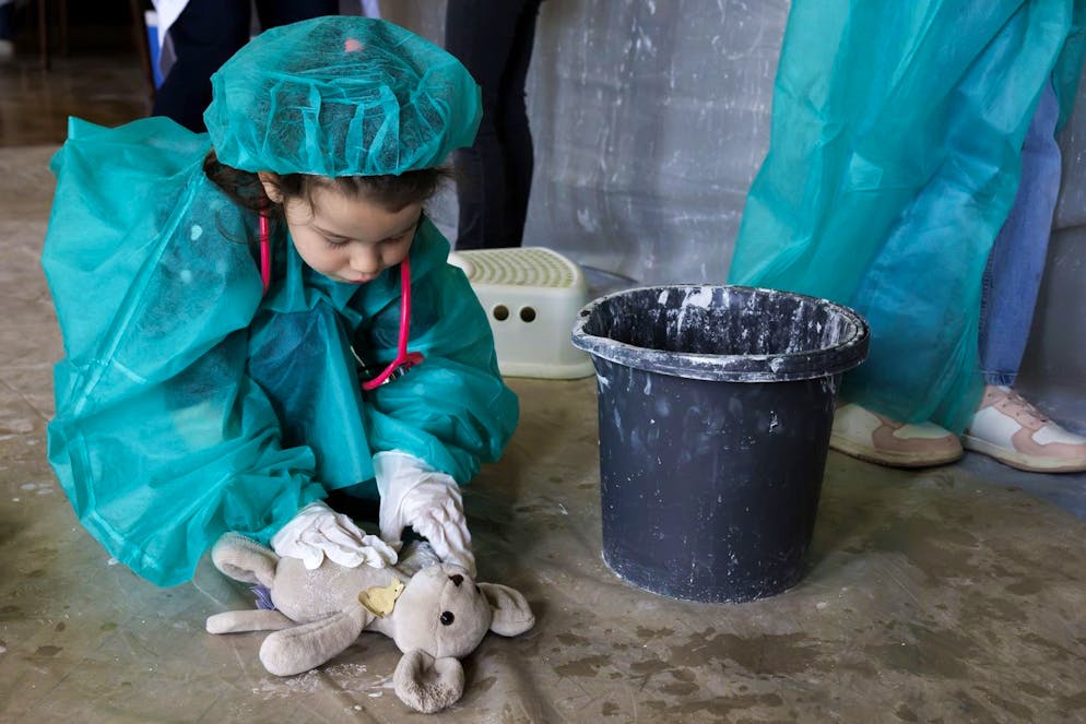 Ein Mädhcen verarztet im Genfer Hospital des Nounours, ihren Teddy.