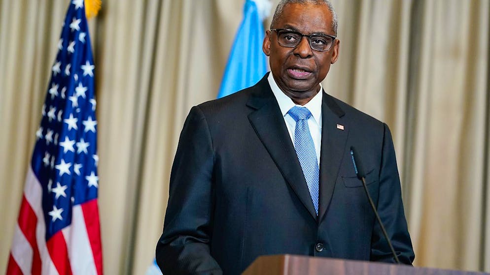 ARCHIV - Lloyd Austin, US-Verteidigungsminister, spricht bei der Abschlusspressekonferenz nach den Beratung der US-geführten Ukraine-Kontaktgruppe auf dem US-Luftwaffenstützpunkt Ramstein. Foto: Uwe Anspach/dpa