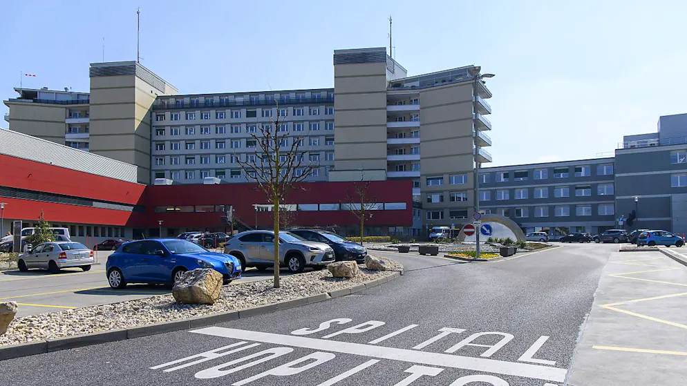 Das Freiburger Spital (HFR) verzeichnete im Jahr 2023 einen Verlust von 36,4 Millionen Franken, weit mehr als die budgetierten 27,9 Millionen. (Archivbild)