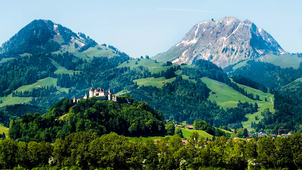 Das Schloss Greyerz, im Hintergrund der Moléson. (Archivbild)