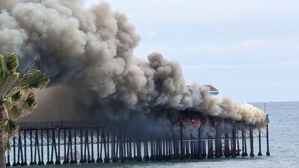 Oceanside Pier brennt. Gewaltige Rauchwolke füllt den Himmel