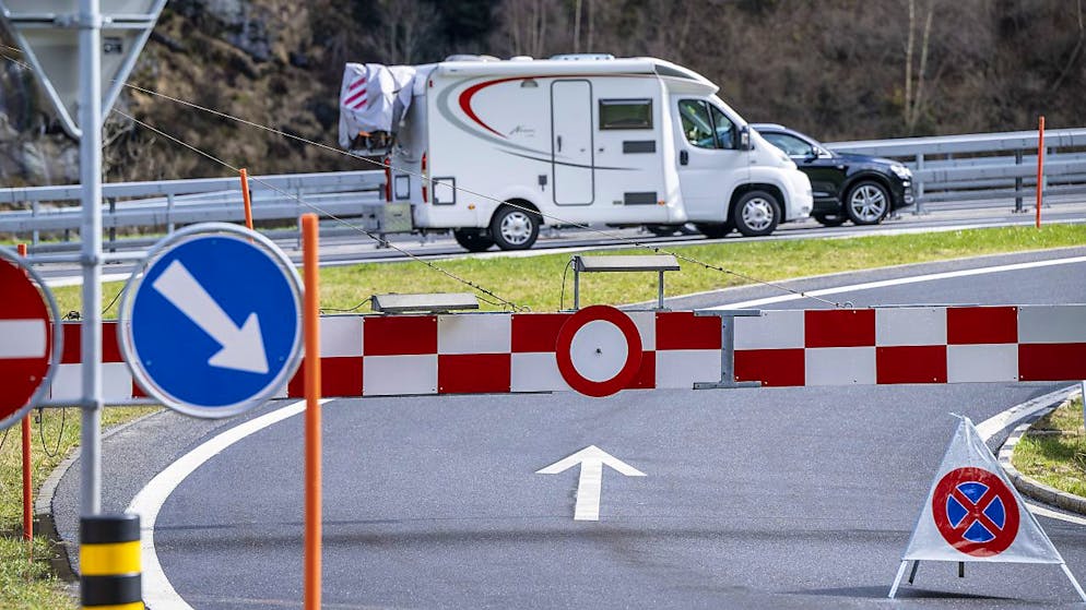 Erreicht der Stau eine gewisse Länge, schliesst die Kantonspolizei Uri die Autobahneinfahren im oberen Reusstal, wie hier in Wassen am 23. März 2024. (Archivaufnahme)