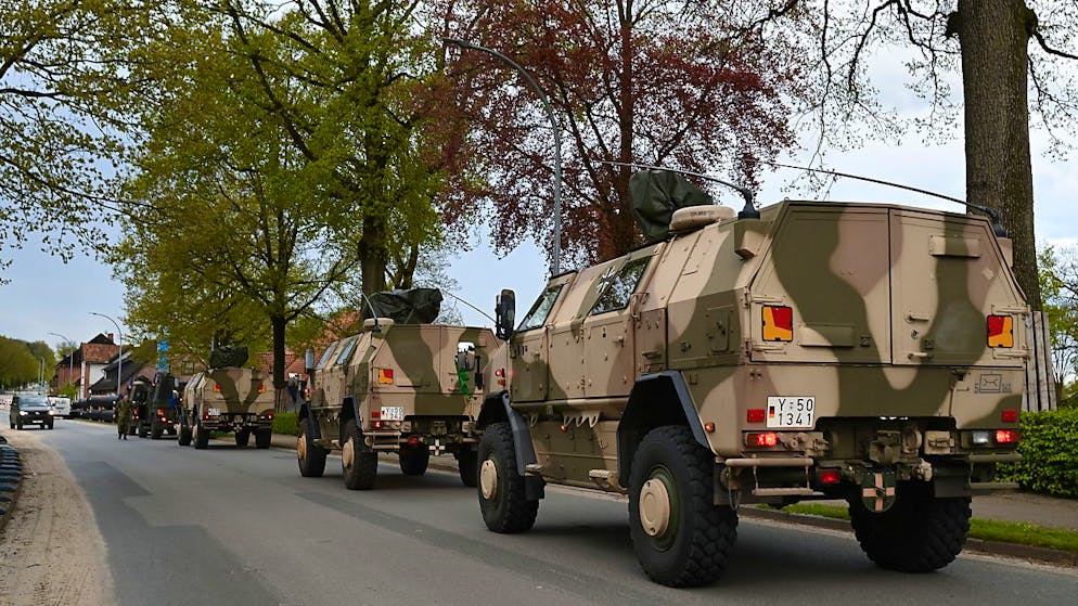 Einsatzfahrzeuge der Bundeswehr treffen ein, um in der Nacht die Suche nach dem sechs Jahre alten Arian aus Elm in Bremervörde fortzusetzen. Foto: Lars Penning/dpa