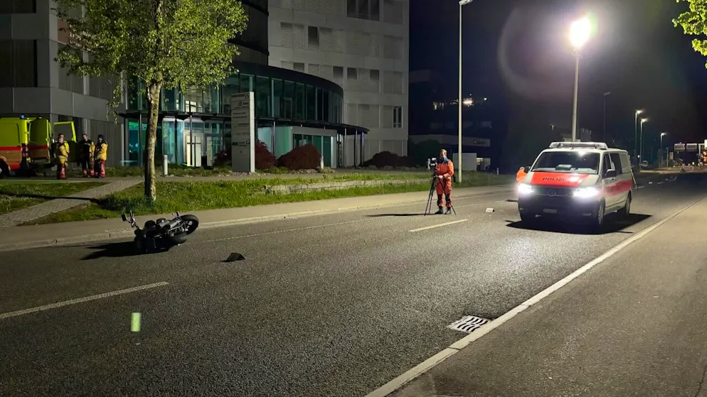 Die Kantonspolizei bei der Arbeit am Unfallort. Auch die Feuerwehr Schlieren und der Rettungsdienst des Spitals Limmattal rückten aus.
