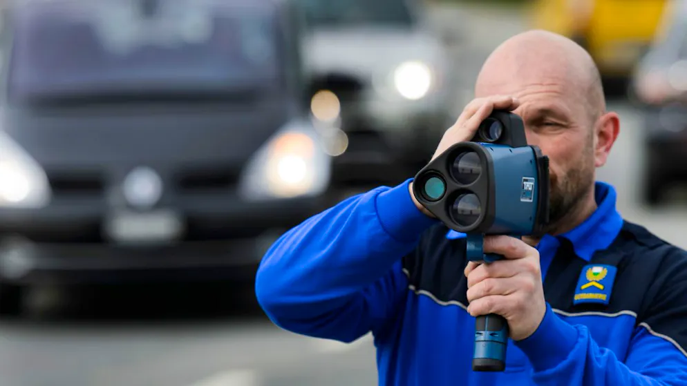 Ein Waadtländer Kantonspolizist 2016 bei einer Geschwindigkeitskontrolle. 