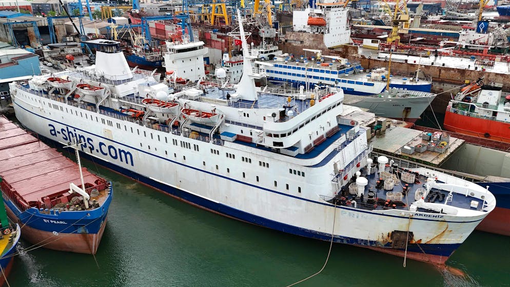 Les trois bâtiments de la flottille sont à quai depuis une semaine dans le port de Tuzla, au sud d'Istanbul.
