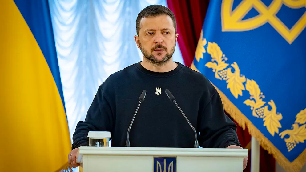 HANDOUT - Dieses von der ukrainischen Präsidentschaft zur Verfügung gestellte Bild zeigt Wolodymyr Selenskyj, Präsident der Ukraine, bei einer Rede vor einer Zeremonie zur Verleihung von Medaillen an Familien von gefallenen Soldaten im Auszeichnungssaal des Mariinsky-Palastes. Foto: -/Ukraine Presidency/Planet Pix via ZUMA Press Wire/dpa