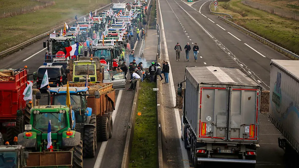 Les agriculteurs français avaient protesté notamment en bloquant des autoroutes, comme ici à Jossigny près de Paris (archives).
