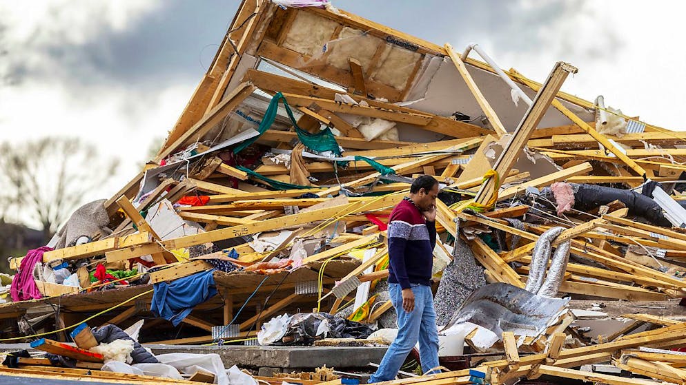 Ein Mann steht in den Trümmern seines Hauses in Ohama im US-Bundesstaat Nebraska. Foto: Chris Machian/Omaha World-Herald/AP/dpa