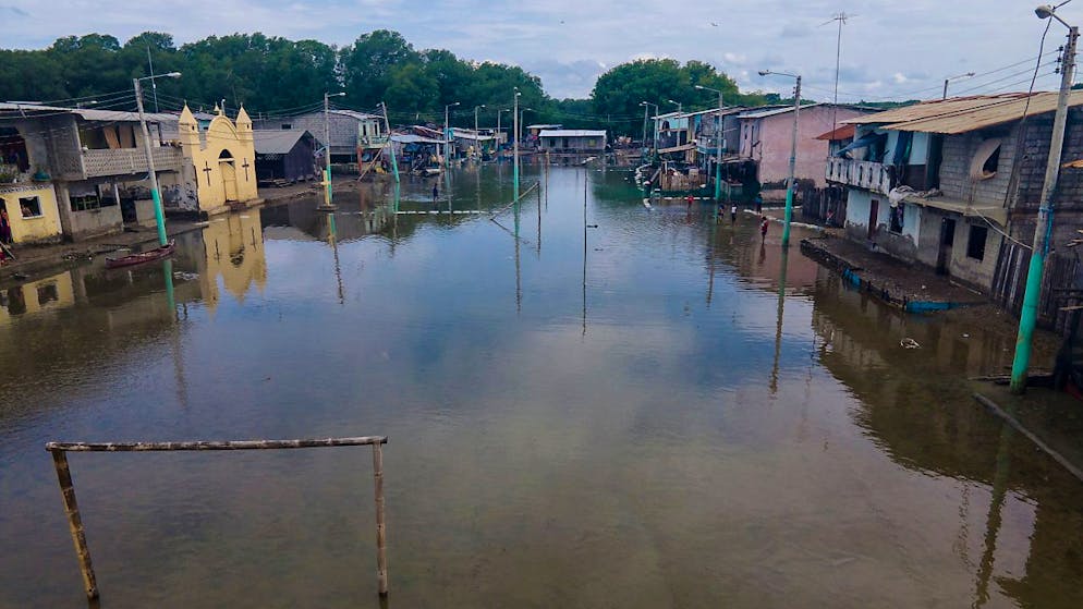 L'elicottero precipitato stava portando aiuto alle zone inondate.