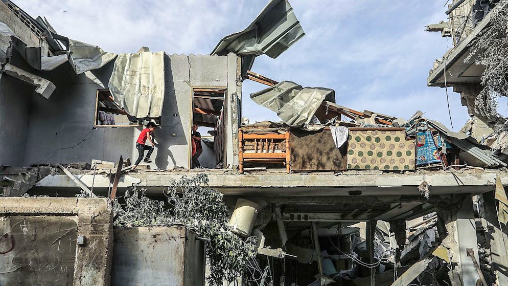ARCHIV - Palästinenser inspizieren ein Haus, das nach einem israelischen Luftangriff zerstört wurde. Nach einem Angriff in Rafah erlag eine schwangere Frau ihren Verletzungen, ihr Baby konnte jedoch mit einem Kaiserschnitt gerettet werden - Nun ist es nach Angaben der örtlichen Gesundheitsbehörde gestorben. Foto: Abed Rahim Khatib/dpa