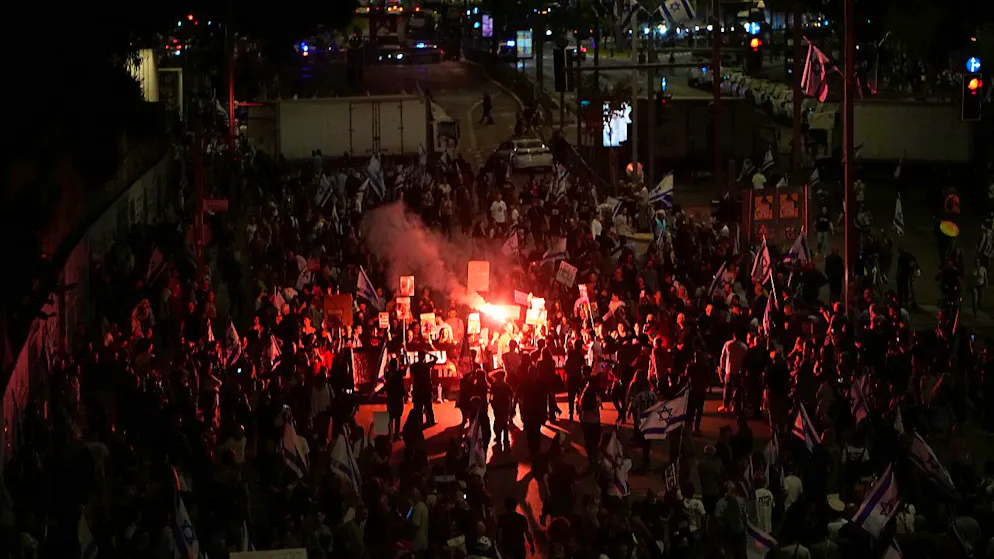 Demonstranten ziehen durch Tel Aviv. Sie fordern die Freilassung der Geiseln, die im Gazastreifen von der palästinensischen Hamas festgehalten werden. Foto: Ohad Zwigenberg/AP/dpa