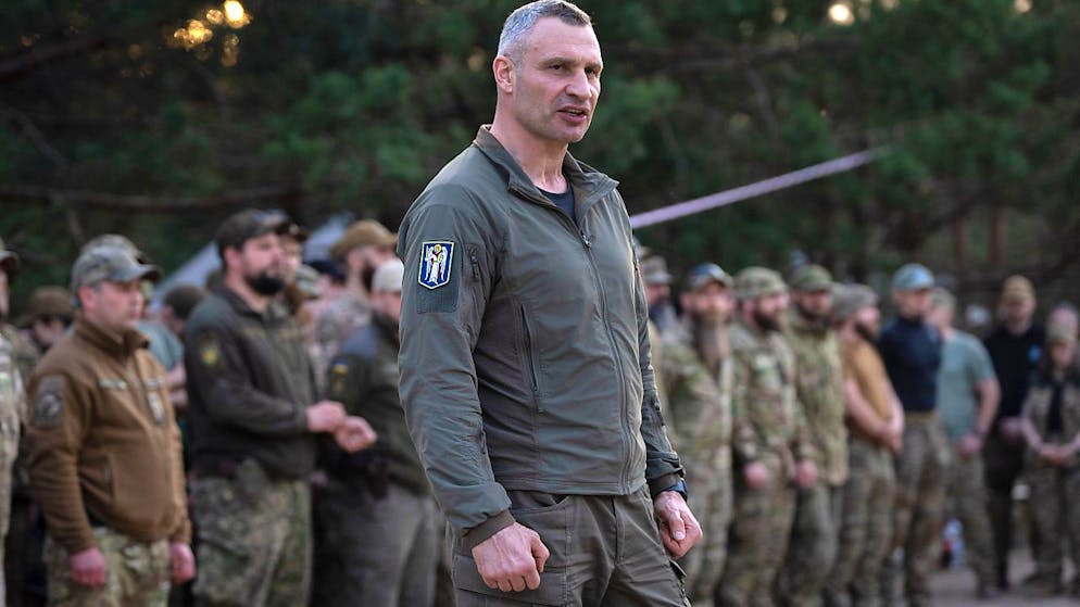 ARCHIV - Der Bürgermeister von Kiew, Vitali Klitschko, spricht zu Soldaten der ukrainischen Nationalgarde. Foto: Efrem Lukatsky/AP